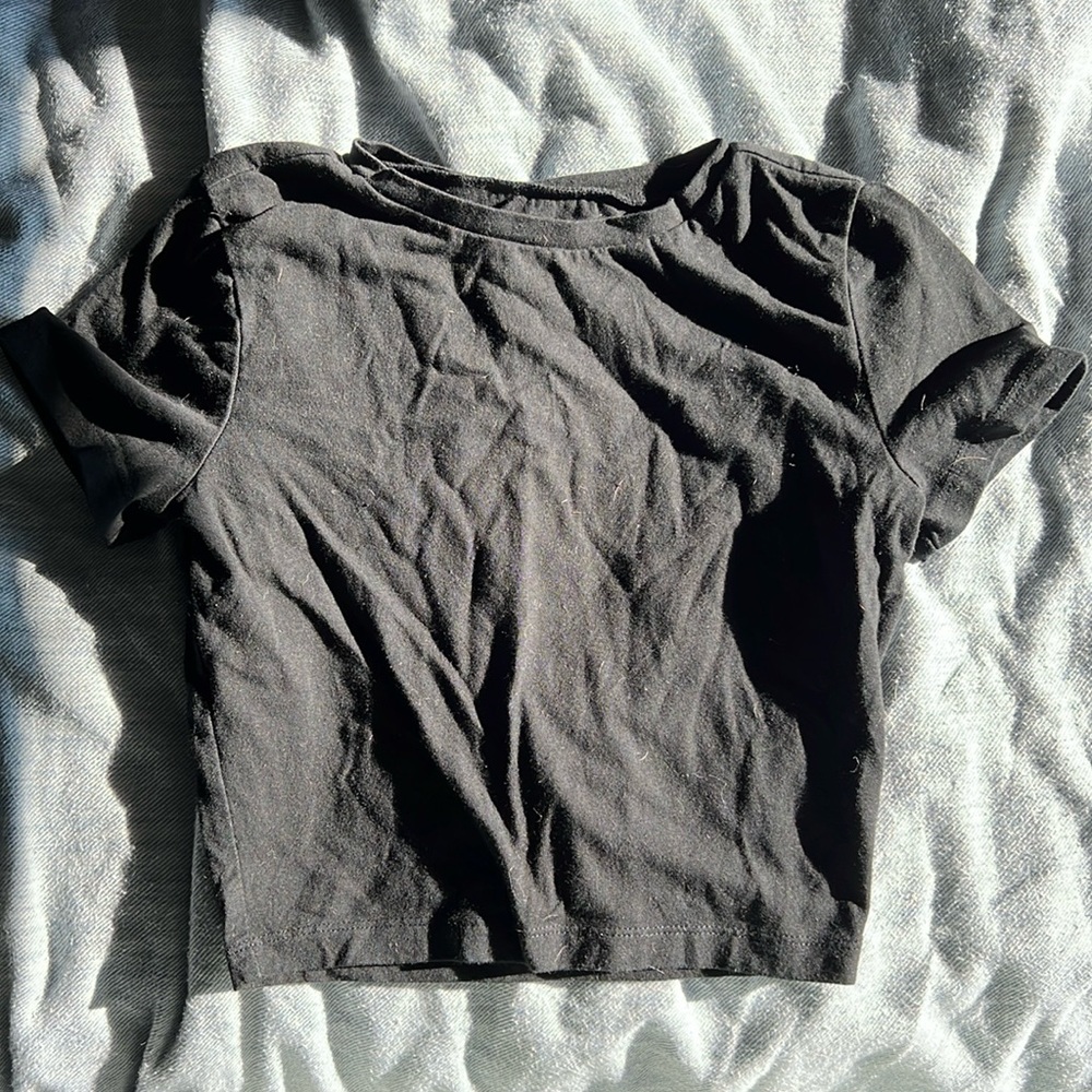Black cropped tshirt